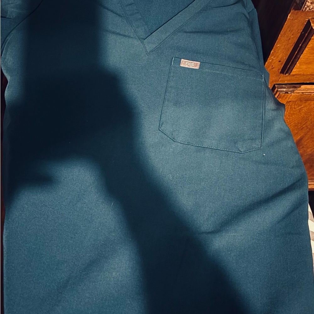 Almost new figs scrub set hunter green